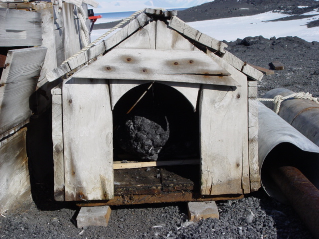 2004-05 Shackleton's 'Nimrod' hut dog kennels (014)