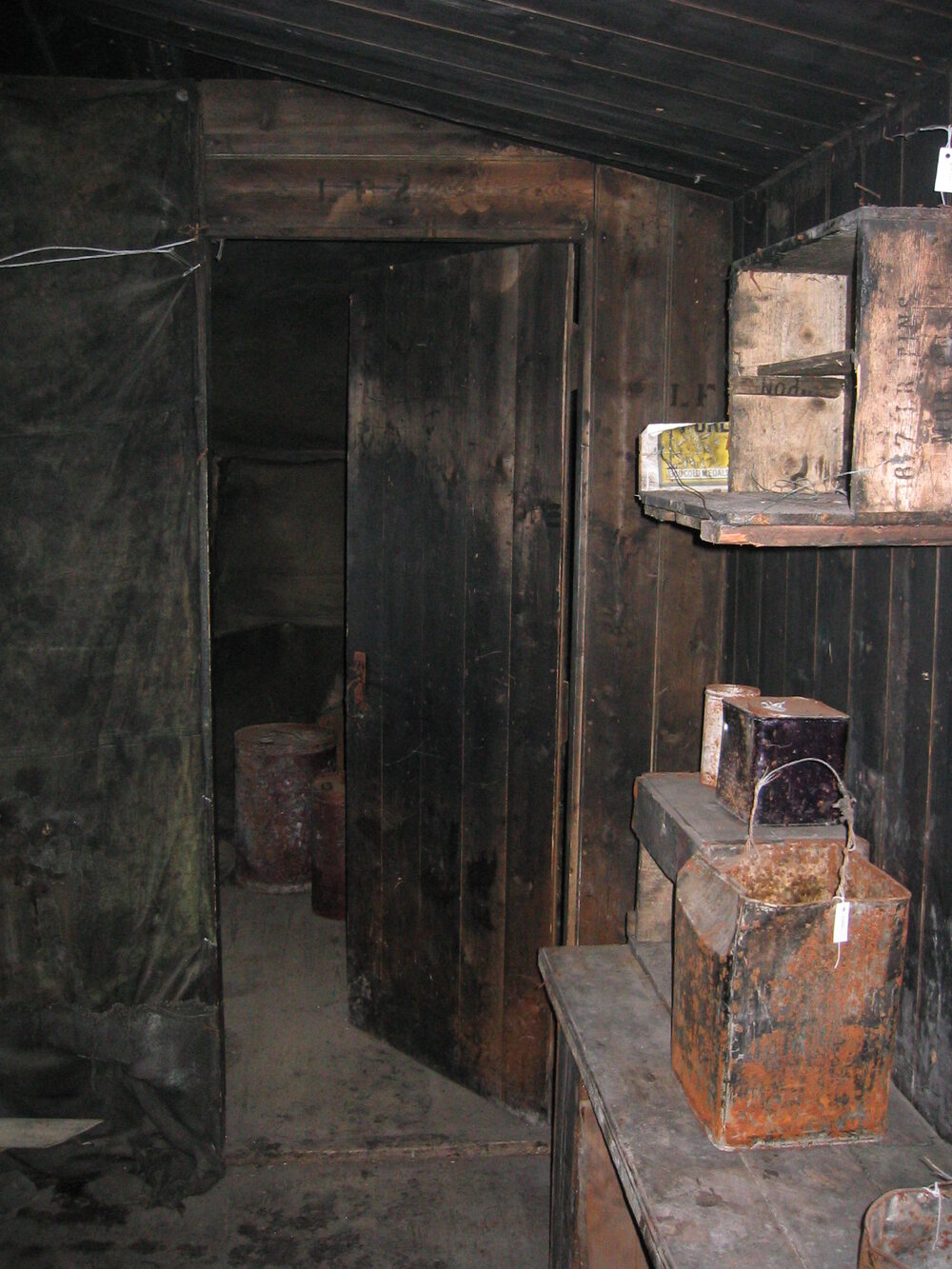 2004-05 Scott's 'Discovery' hut, interior (040)