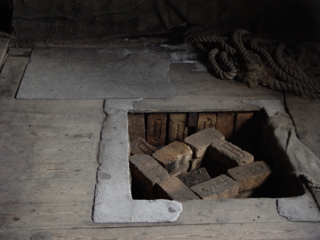 2004-05 Scott's 'Discovery' hut, interior (062)
