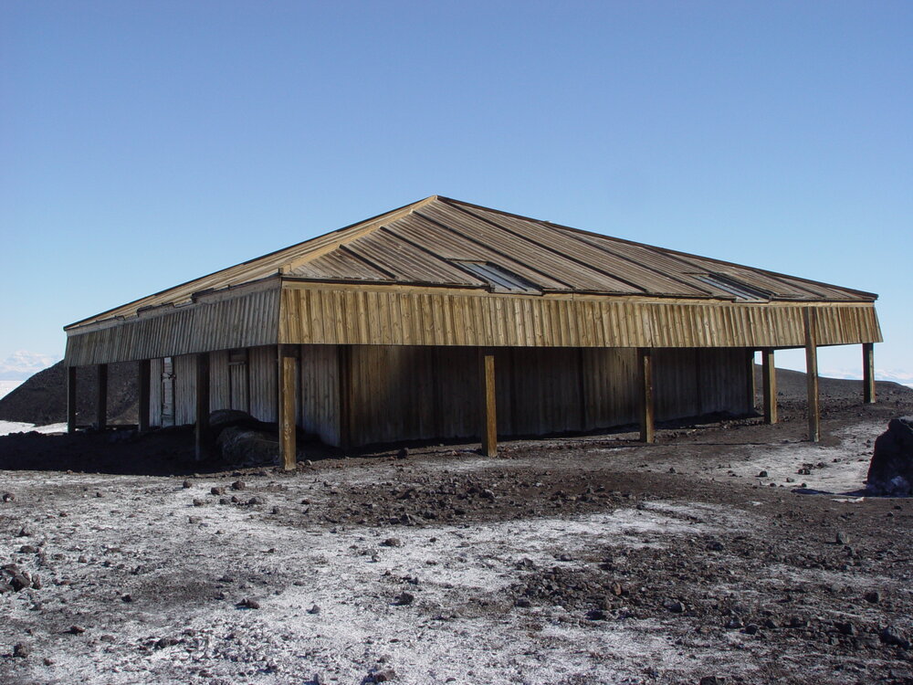 2004-05 Scott's 'Discovery' hut, exterior (018)