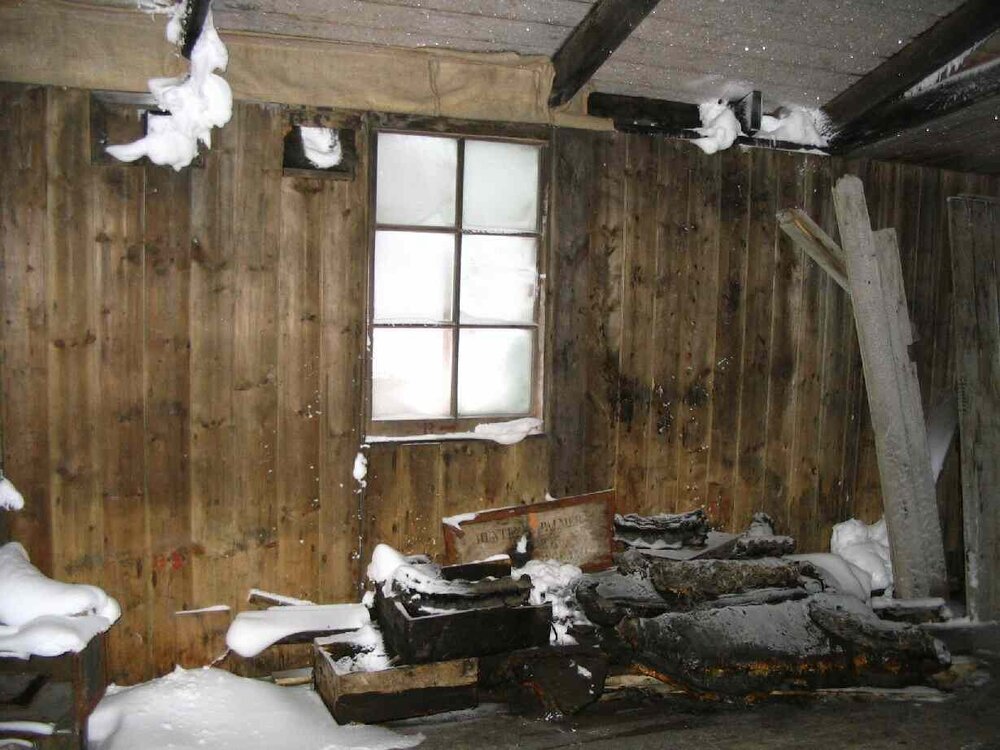 2004-05 Scott's 'Discovery' hut inspection, winter, interior (003)