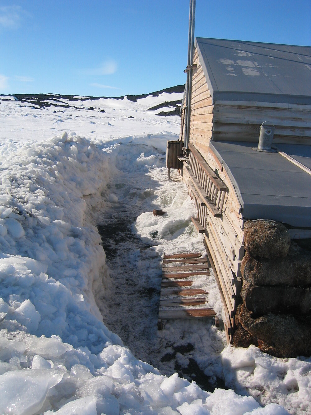 2004-05 Scott's 'Terra Nova' hut, work task, snow removal (003)