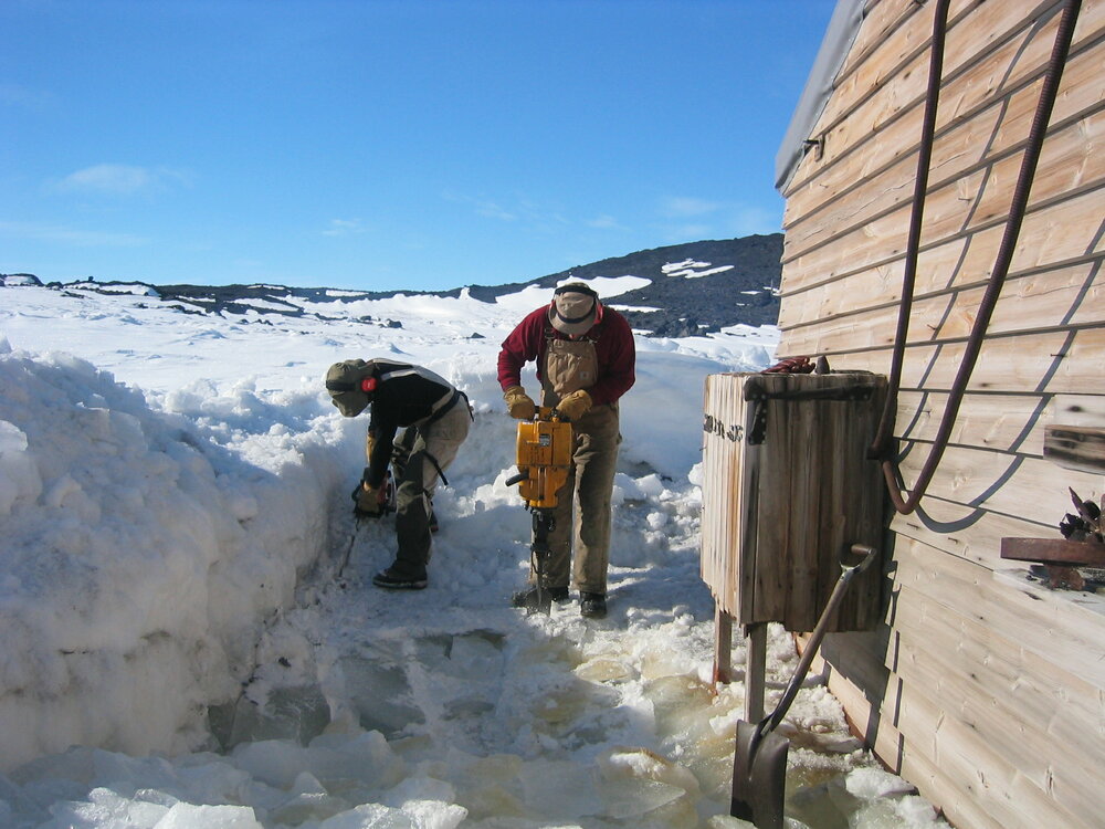 2004-05 Scott's 'Terra Nova' hut, work task, snow removal (011)
