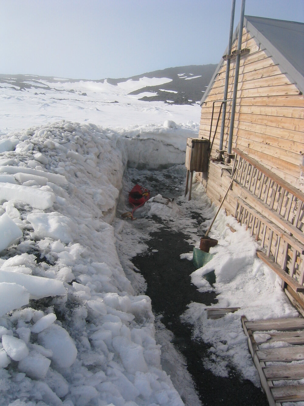 2004-05 Scott's 'Terra Nova' hut, work task, snow removal (013)