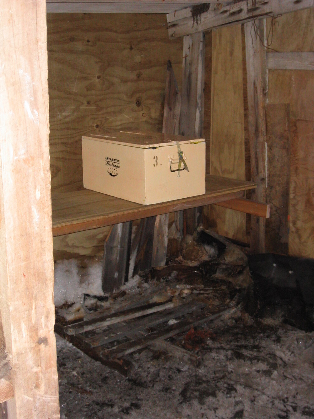 2004-05 Scott's 'Terra Nova' hut, work task, ice removal (002)