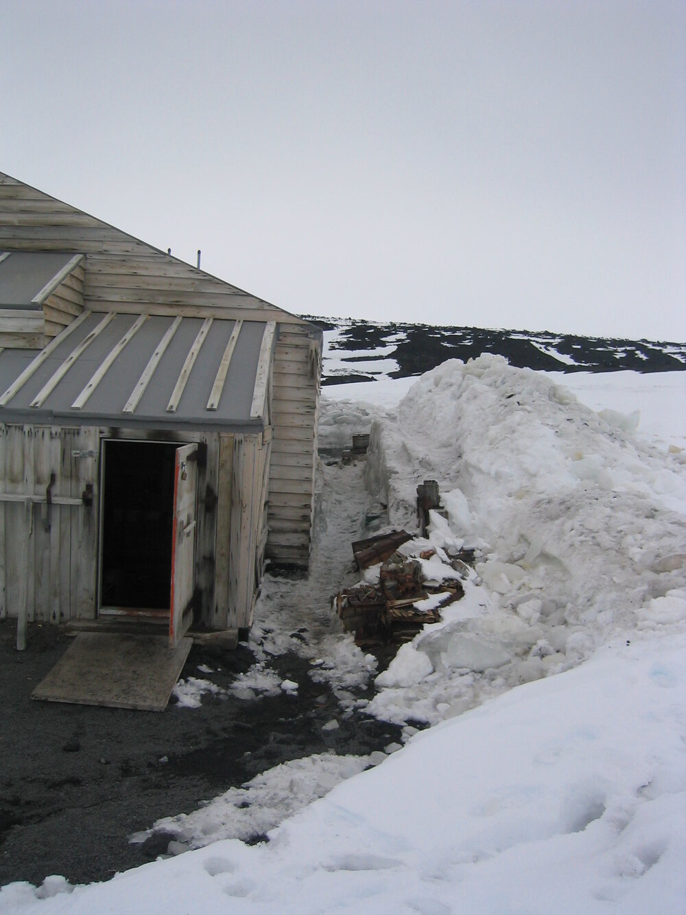 2004-05 Scott's 'Terra Nova' hut, work task, snow removal (027)