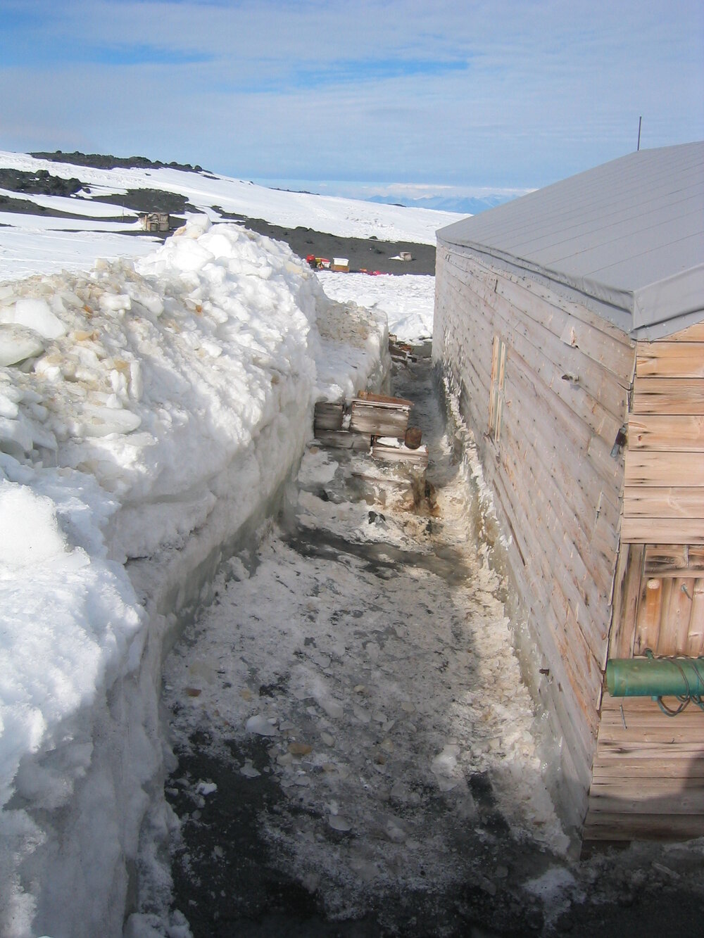 2004-05 Scott's 'Terra Nova' hut, work task, snow removal (034)