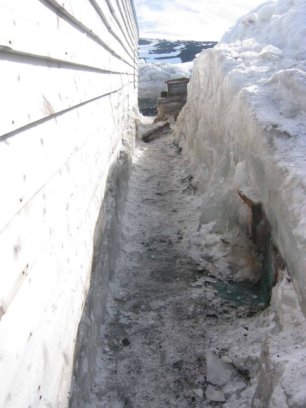 2004-05 Scott's 'Terra Nova' hut, work task, snow removal (036)