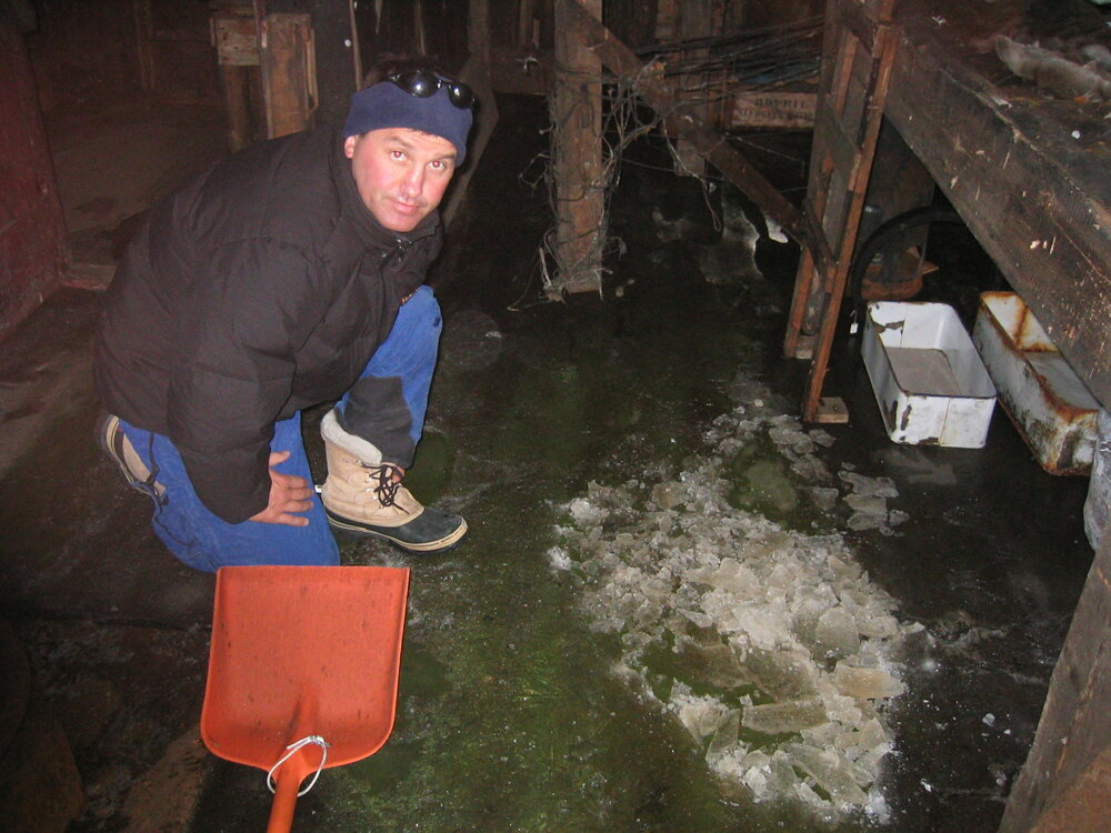 2004-05 Scott's 'Terra Nova' hut, work task, snow removal (040)