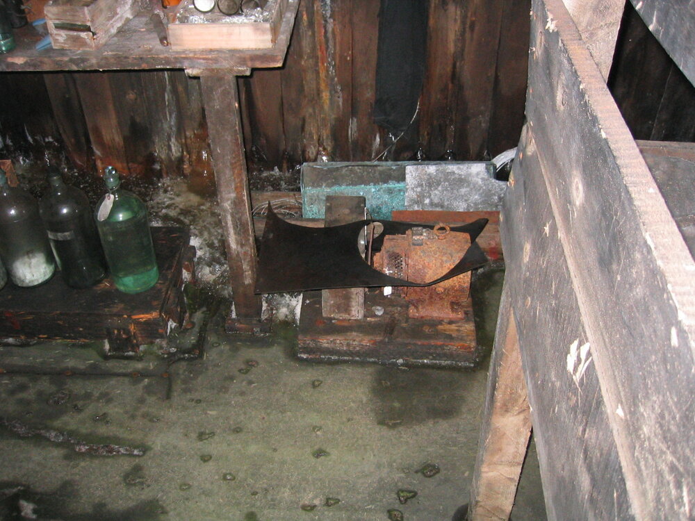 2004-05 Scott's 'Terra Nova' hut, snow removal results (024)