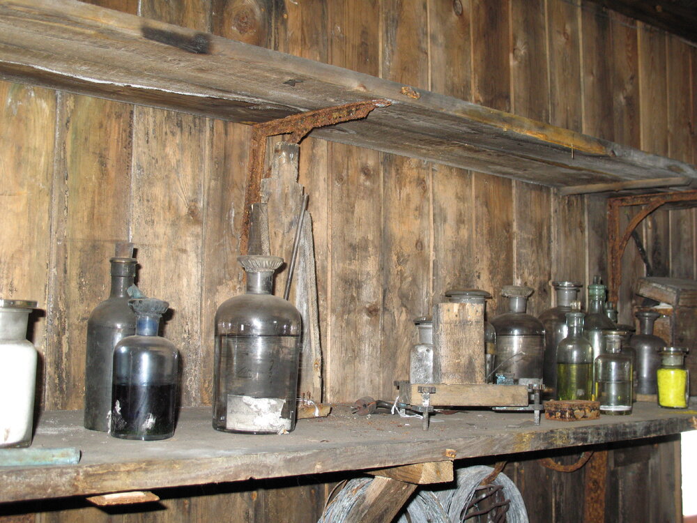 2007 K170, Scott's 'Terra Nova' Hut - Shelves in Physical laboratory