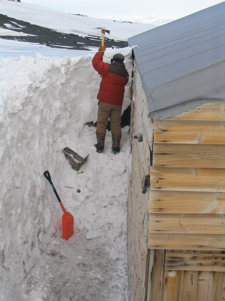 2007-08 AHT Programme Manager Al Fastier removing snow