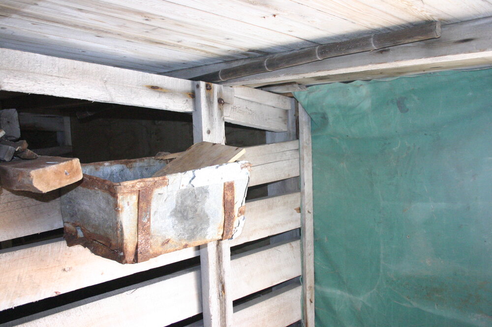 2004-05 Scott's 'Terra Nova' hut, Cape Evans, internal timber supports (018)
