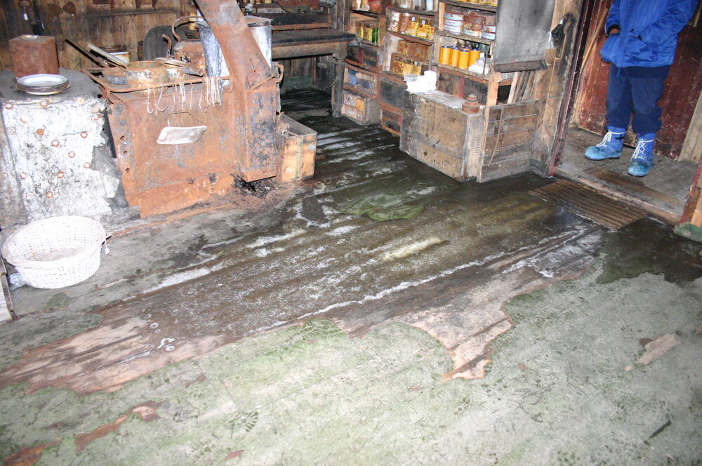2004-05 Scott's 'Terra Nova' hut, Cape Evans, Interior (01)