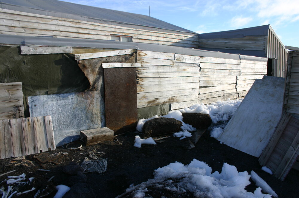 2004-05 Scott's 'Terra Nova' hut, Cape Evans, exterior (010)