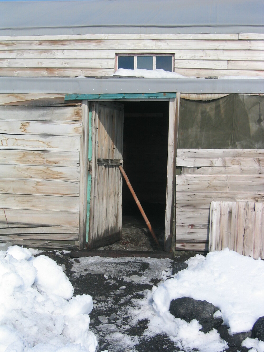 2004-05 Scott's 'Terra Nova' hut, work task, snow removal (006)
