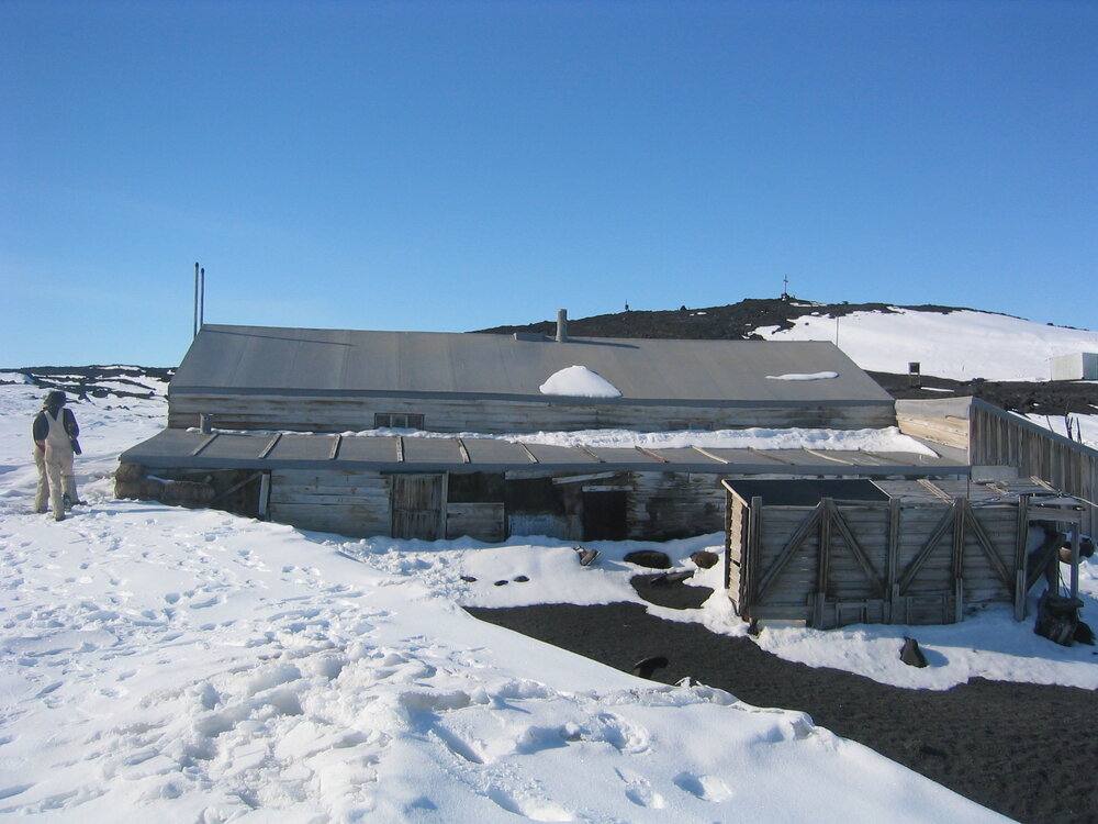 2004-05 Scott's 'Terra Nova' hut, work task, snow removal (026)