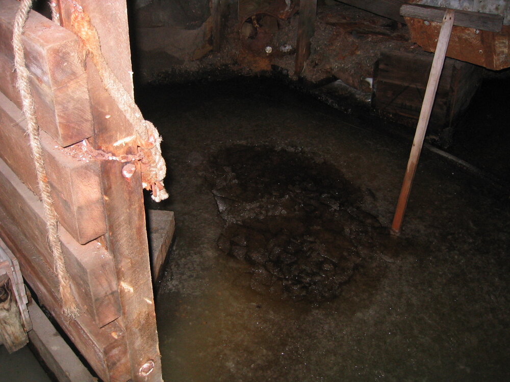 2004-05 Scott's 'Terra Nova' hut, work task, inspection (24)