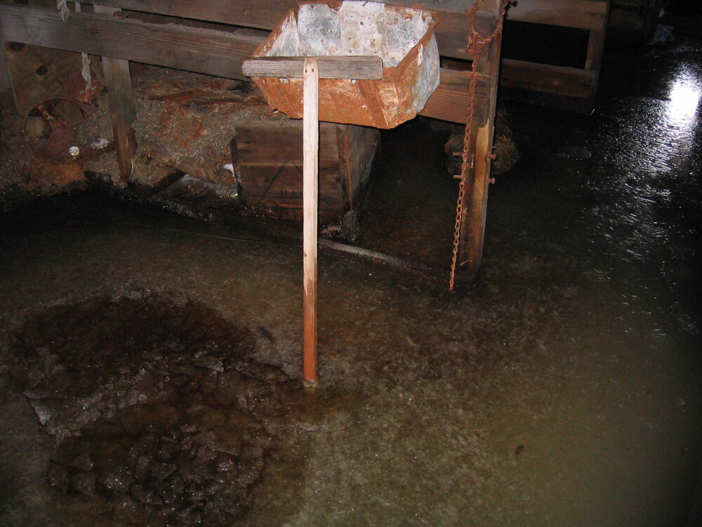 2004-05 Scott's 'Terra Nova' hut, work task, inspection (25)