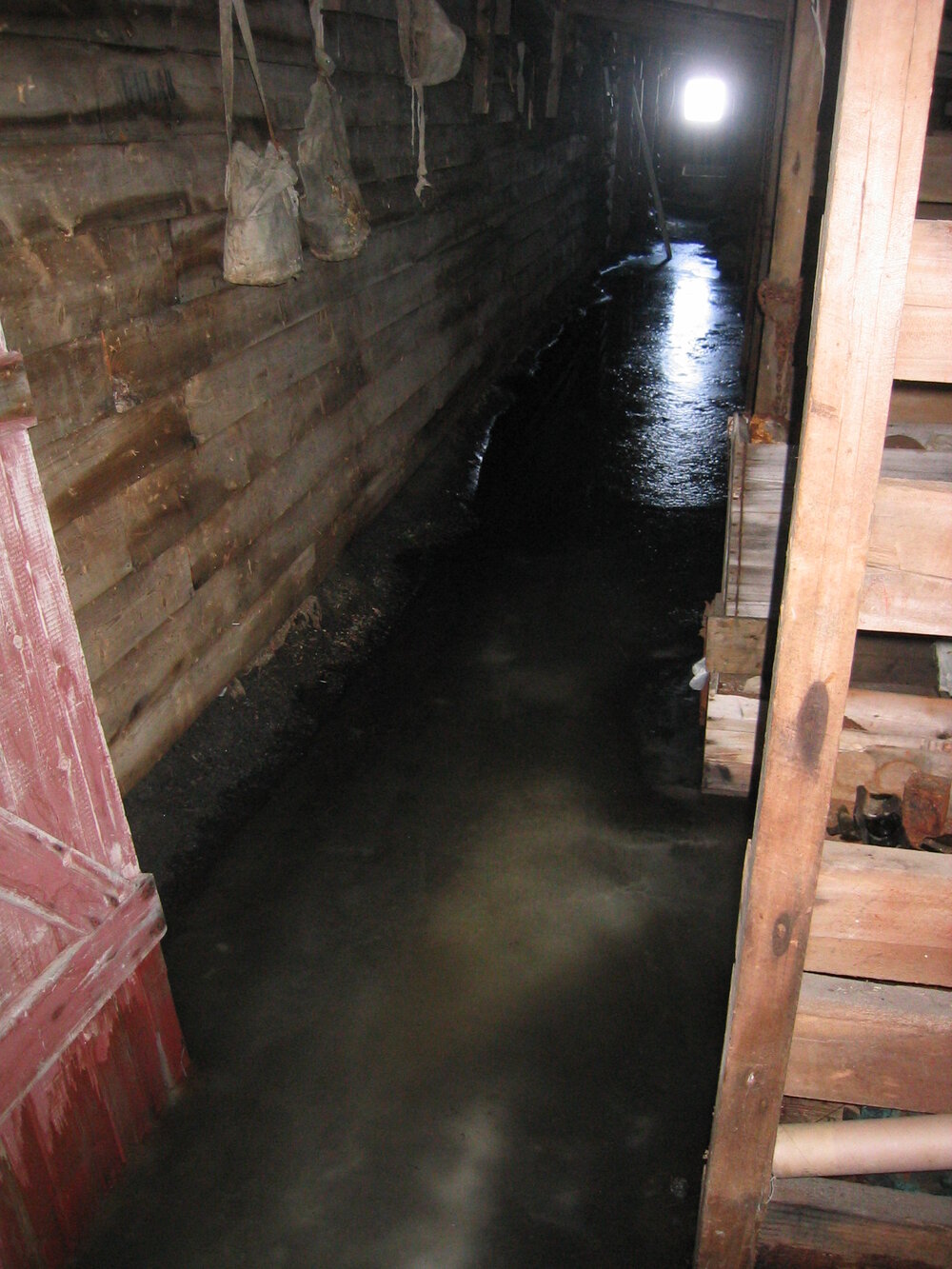 2004-05 Scott's 'Terra Nova' hut, work task, inspection (38)