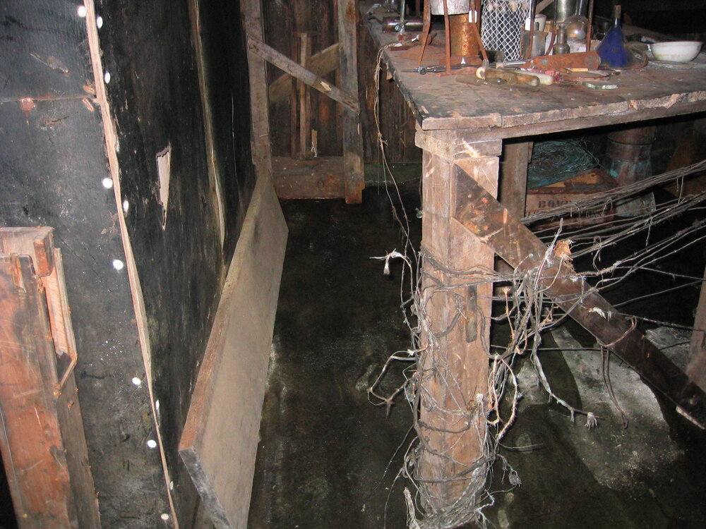 2004-05 Scott's 'Terra Nova' hut, work task, inspection (83)