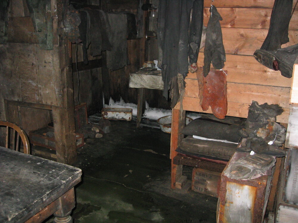 2004-05 Scott's 'Terra Nova' hut, work task, inspection (100)