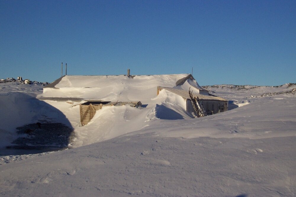 2004-05 Scott's 'Terra Nova' hut, work task, snow build-up (009)