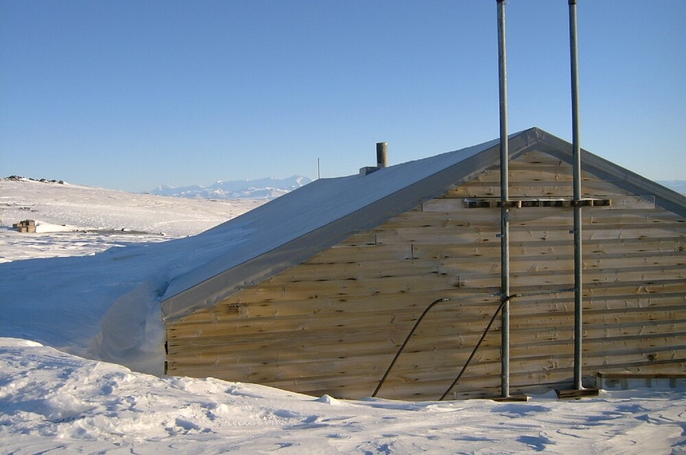 2004-05 Scott's 'Terra Nova' hut, work task, snow build-up (015)