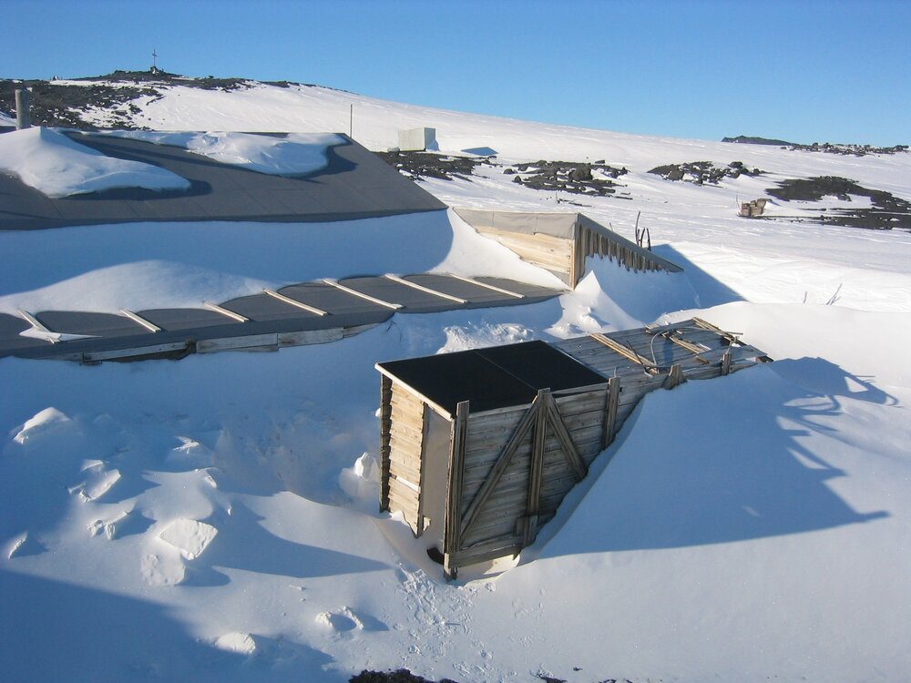 2006 Snow build-up along the North wall of Scott's 'Terra Nova' hut