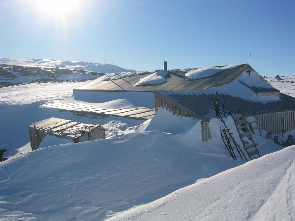 2006 Snow build-up along the North wall of Scott's 'Terra Nova' hut