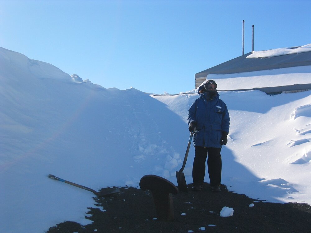 2006 Julian Bickersteth and the 'Aurora' anchor, Cape Evans