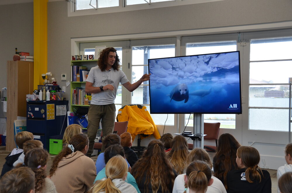Inspiring Explorer&trade; alumni Anzac Gallate talks to school students (005)