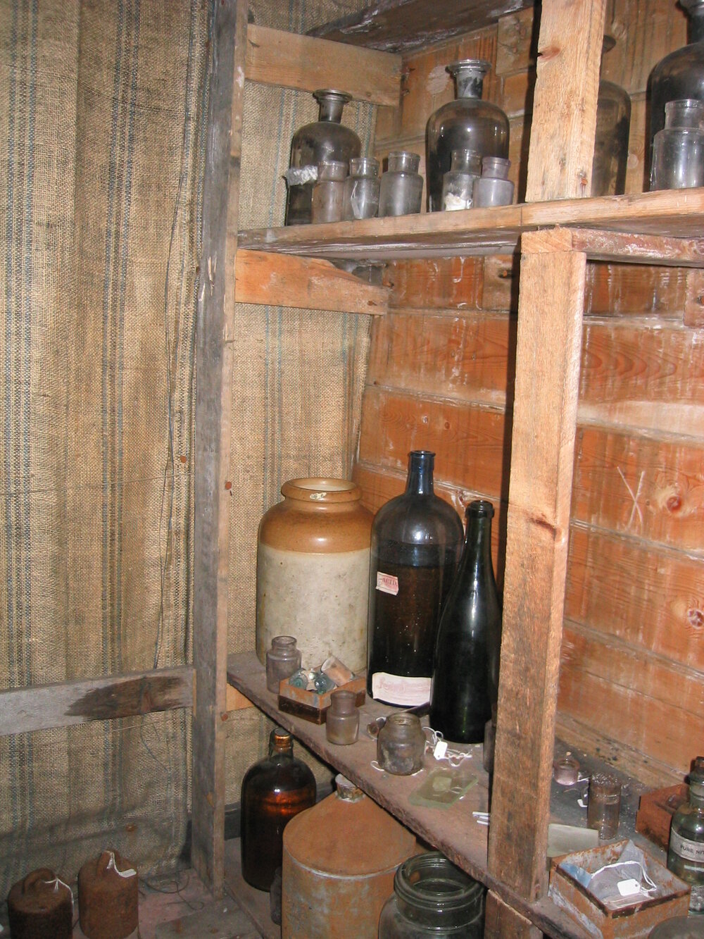 2003-04 Biological laboratory on east wall of Shackleton's 'Nimrod' Hut (002)