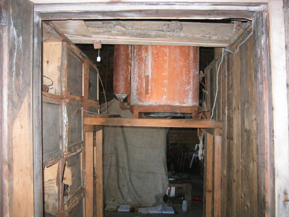2003-04 Drummond's acetylene gas generator in Shackleton's 'Nimrod' Hut (001)