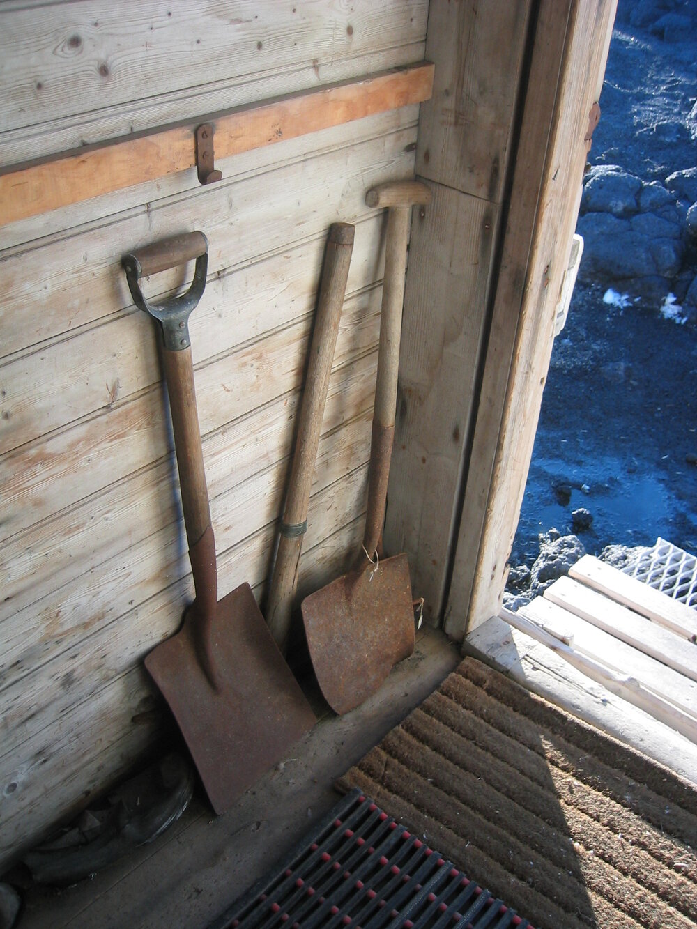 2003-04 Entrance porch to Shackleton's 'Nimrod' Hut (003)