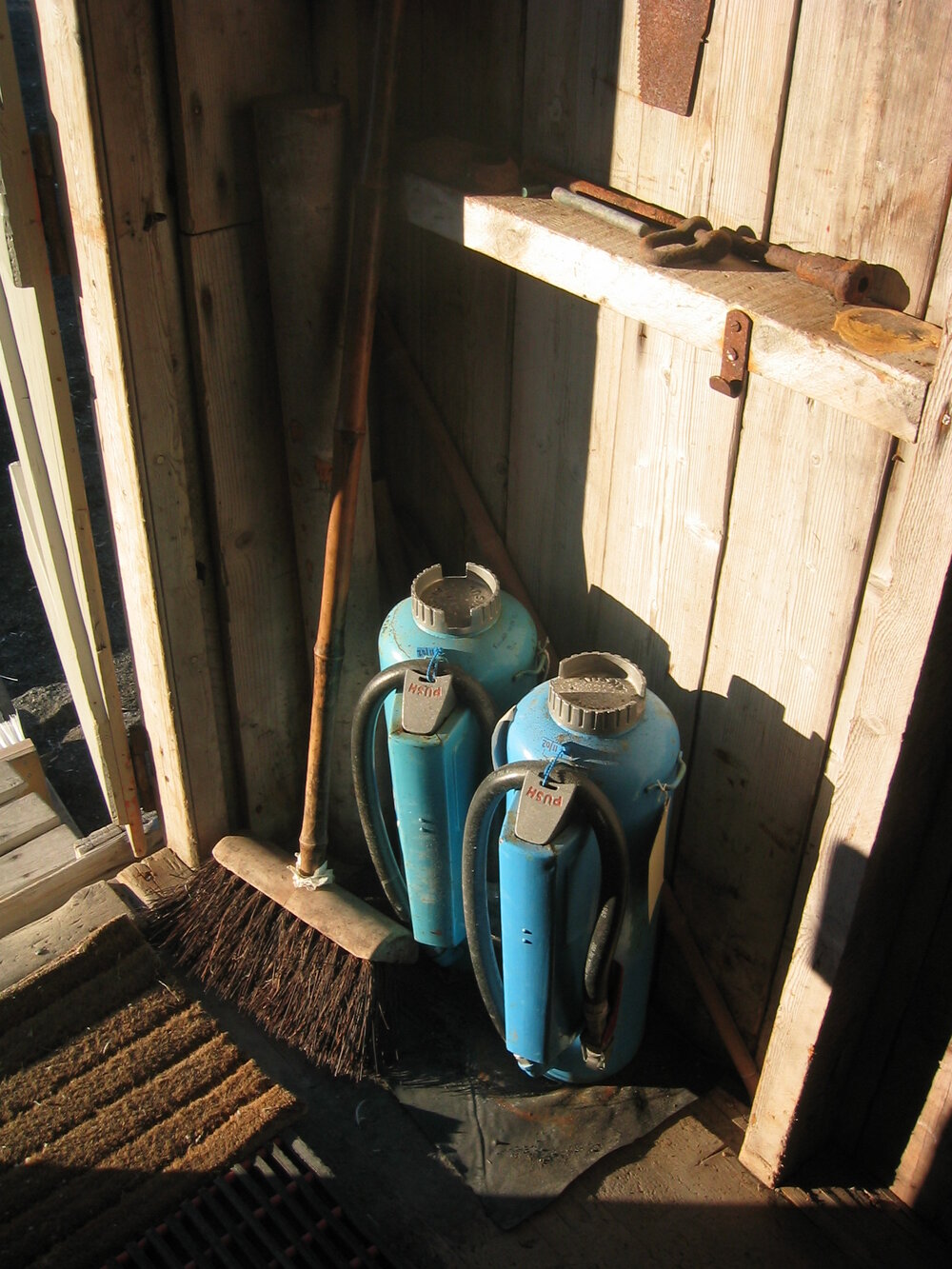 2003-04 Entrance porch to Shackleton's 'Nimrod' Hut (004)