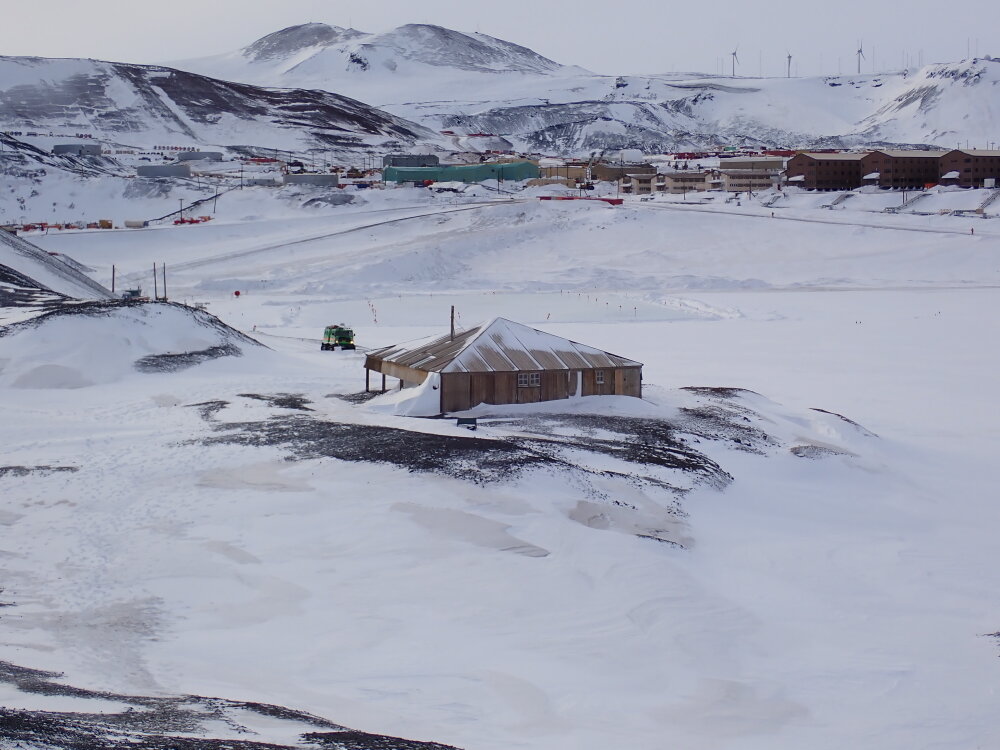 Snow accumulation at Scott's 'Discovery' hut (003)