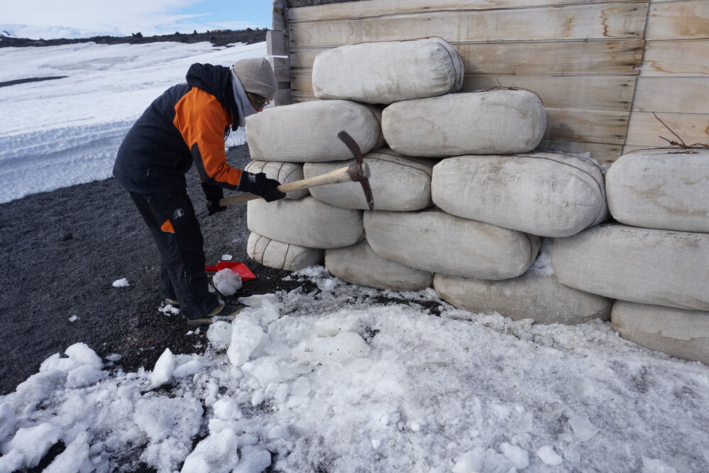 2019-20 Conservator Nicola Stewart chipping ice (001)