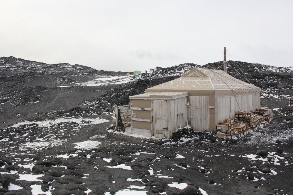 2019-20 Exterior view of Shackleton's 'Nimrod' Hut (002)
