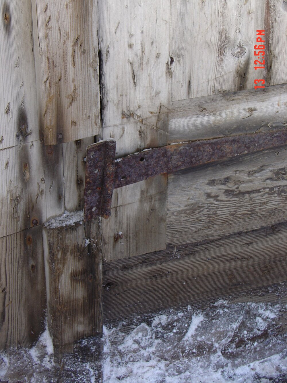 2003-04 Broken hinge, Scott's 'Discovery' Hut