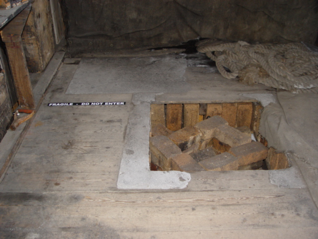 2004-05 Scott's 'Discovery' hut, Base of Bernacchi's apparatus