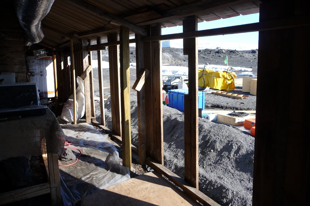 2008-09 'Terra Nova' hut Western Annexe, cladding (061)