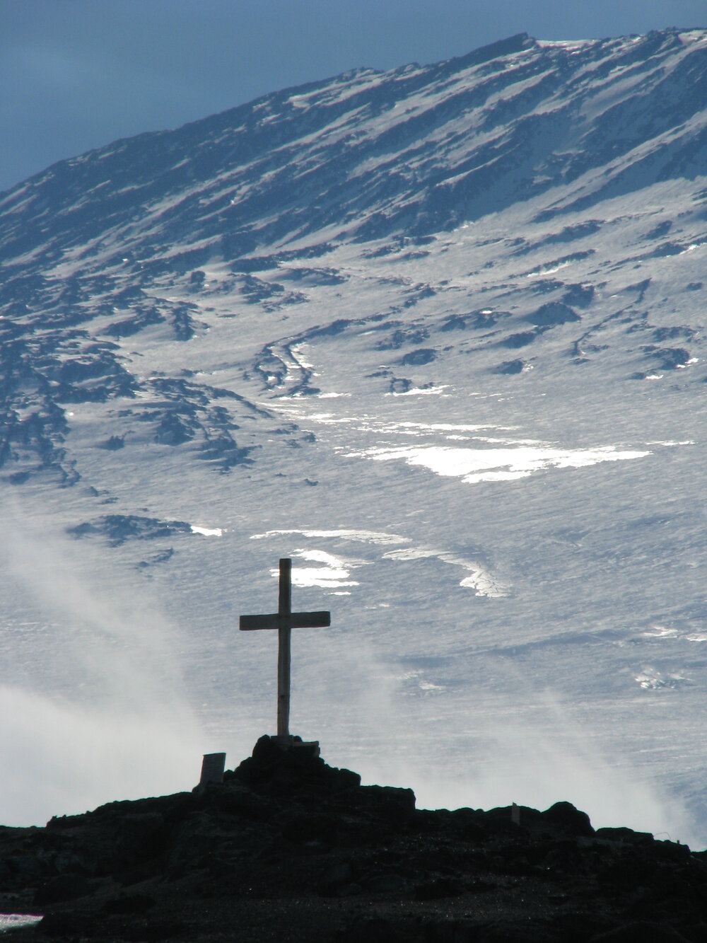 2008-09 'Terra Nova' hut, Wind Vane Hill (005)
