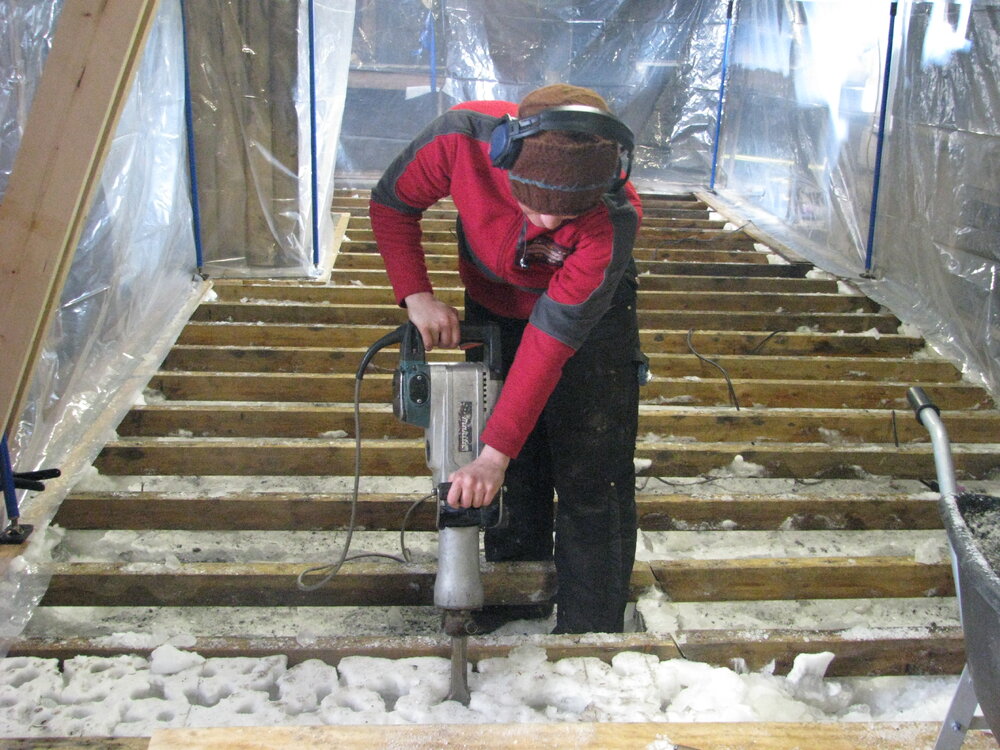 2008-09 'Terra Nova' hut, floor, Jana Stefan (039)