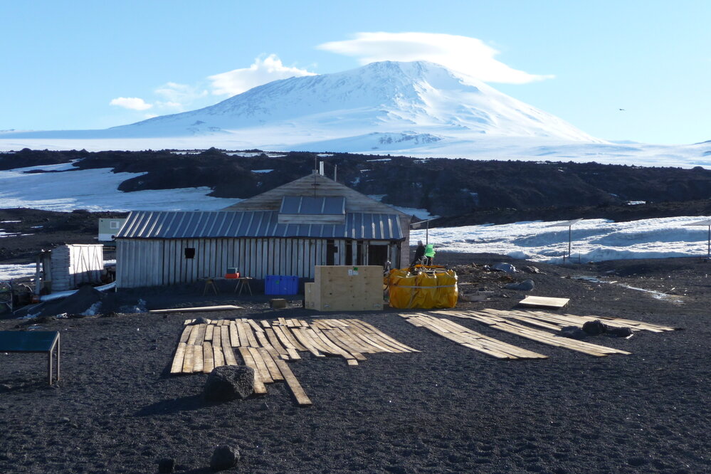2008-09 'Terra Nova' hut, floor (369)