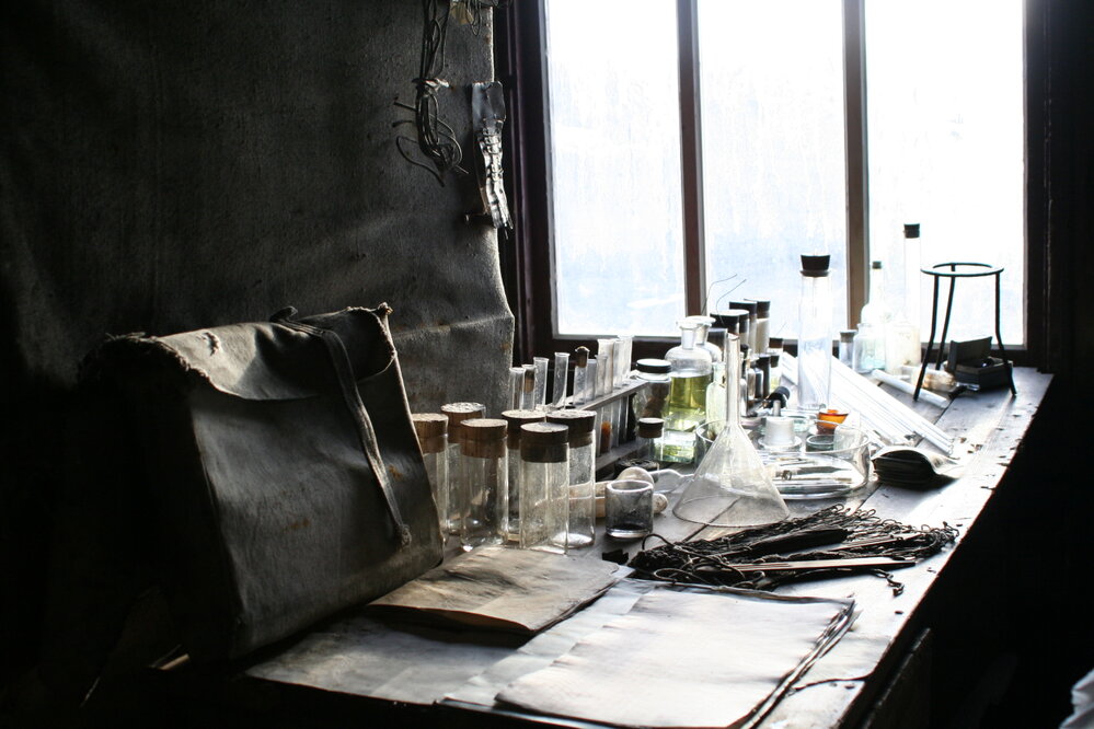 2008-09 'Terra Nova' hut, interior artefacts (405)