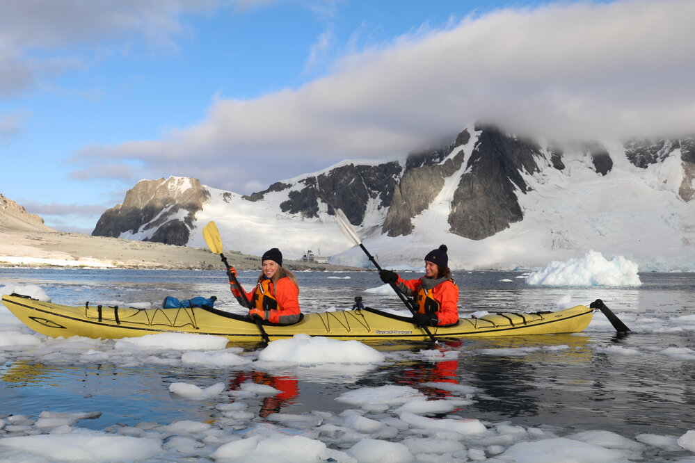 Inspiring Explorers Laurette Siemonek and Anzac Galette kayak through the brash iIce (007)