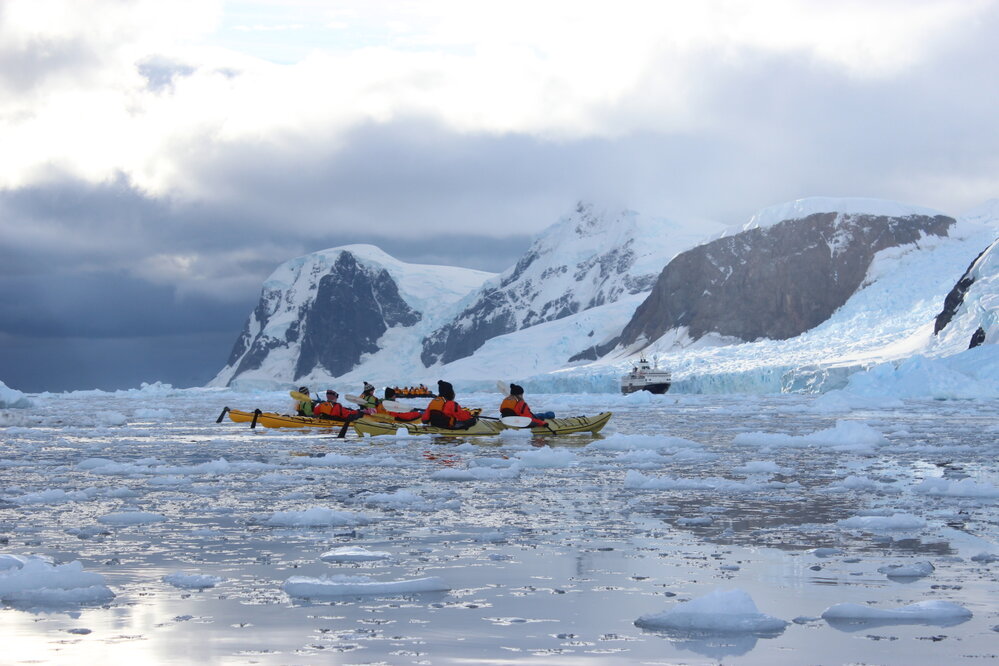 Convoy of kayakers (002)