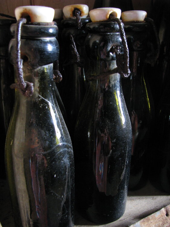 2008 09 'Nimrod' hut, interior artefacts (016)