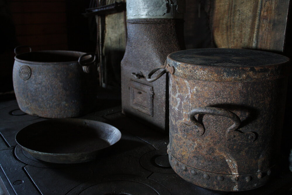 2008 09 'Nimrod' hut, interior artefacts (080)